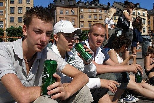 подростки пьют пиво