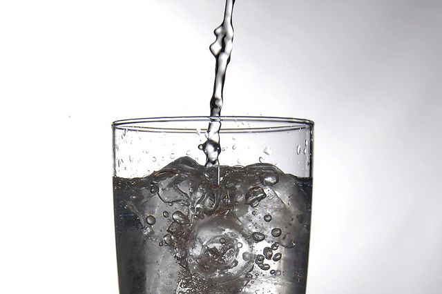 вода