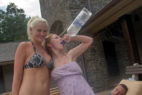 глушат водку из горла